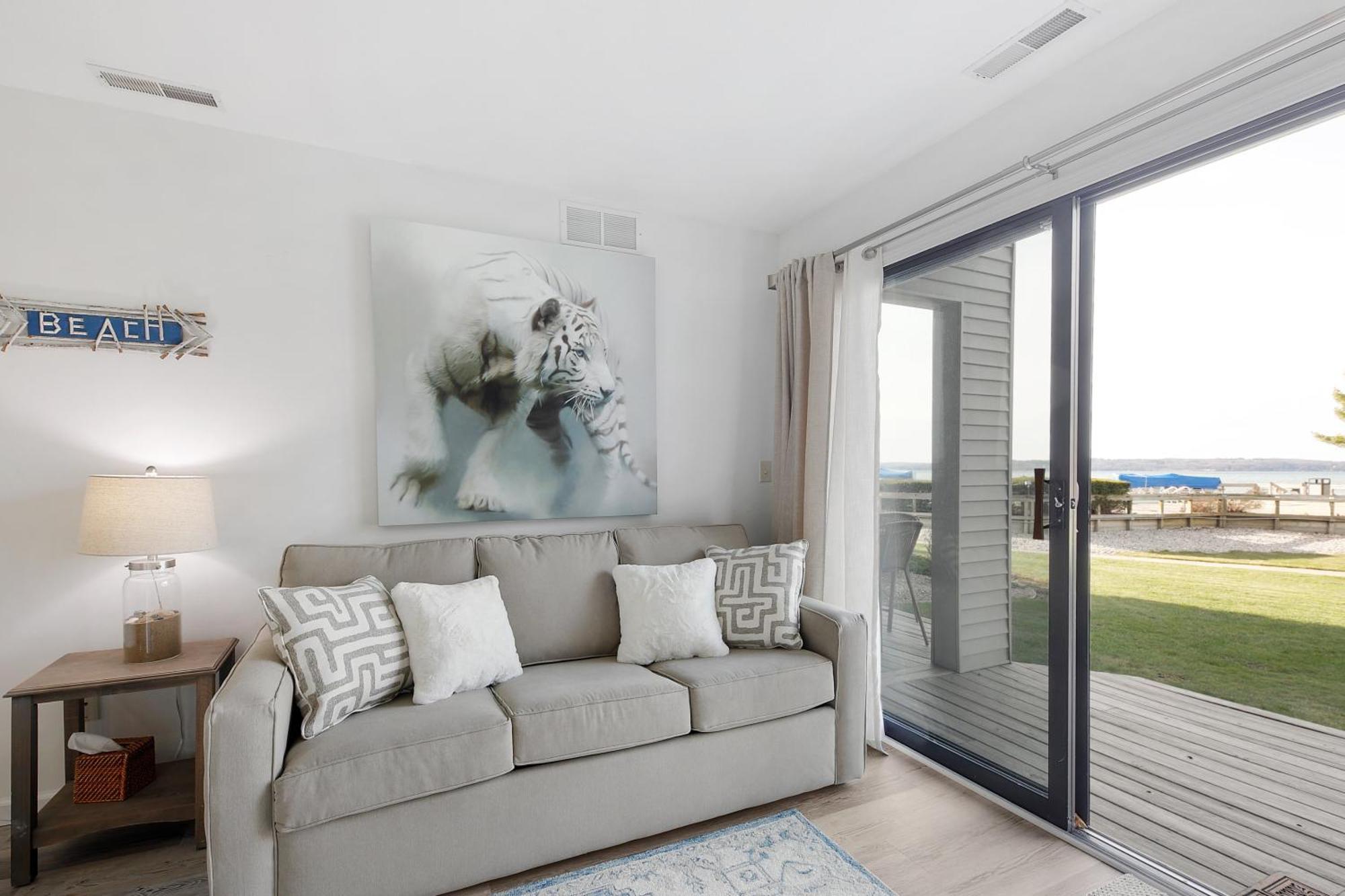 Gorgeous 2 Bedroom Lake View Condo Traverse City Exterior photo