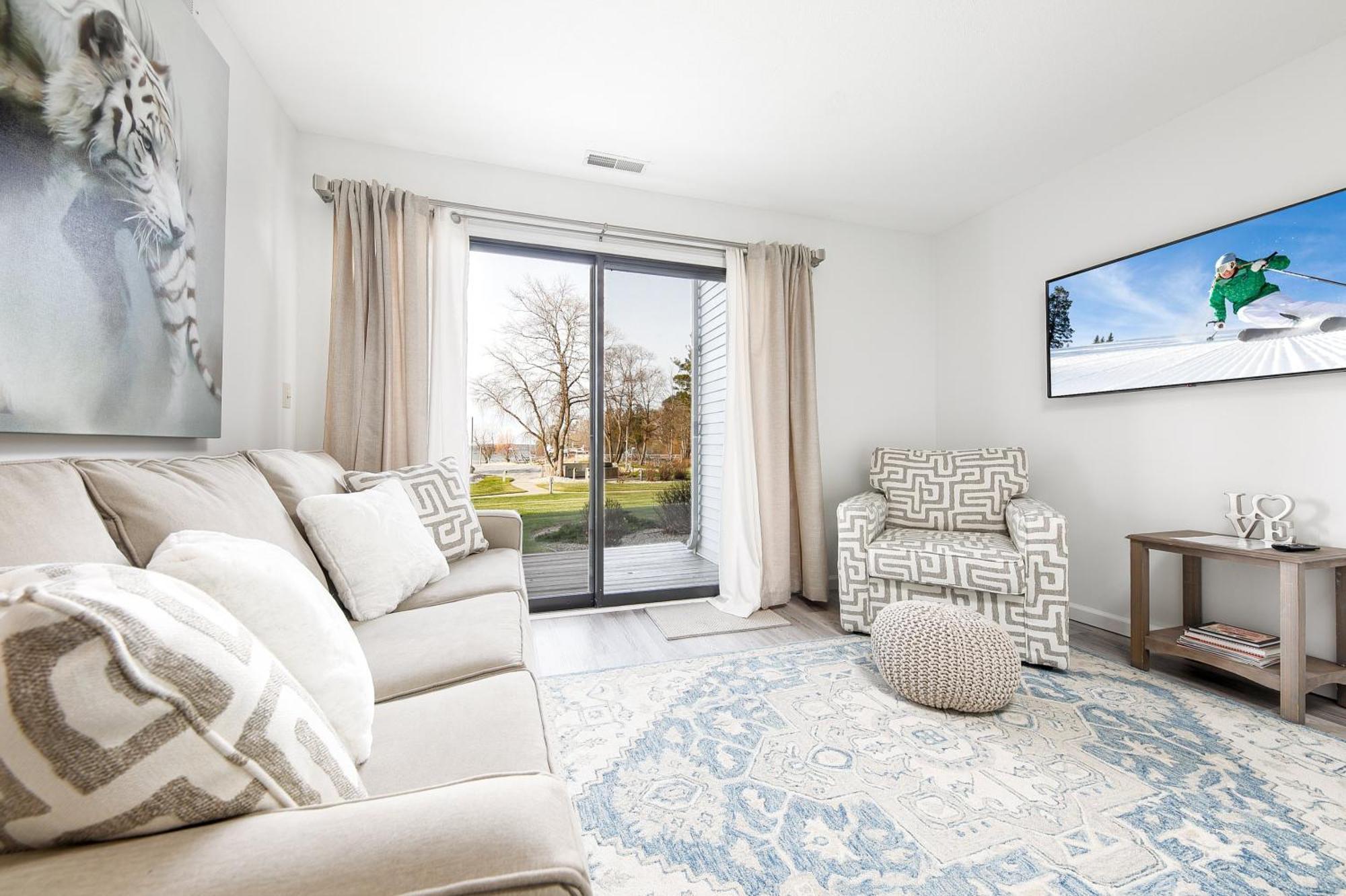 Gorgeous 2 Bedroom Lake View Condo Traverse City Exterior photo