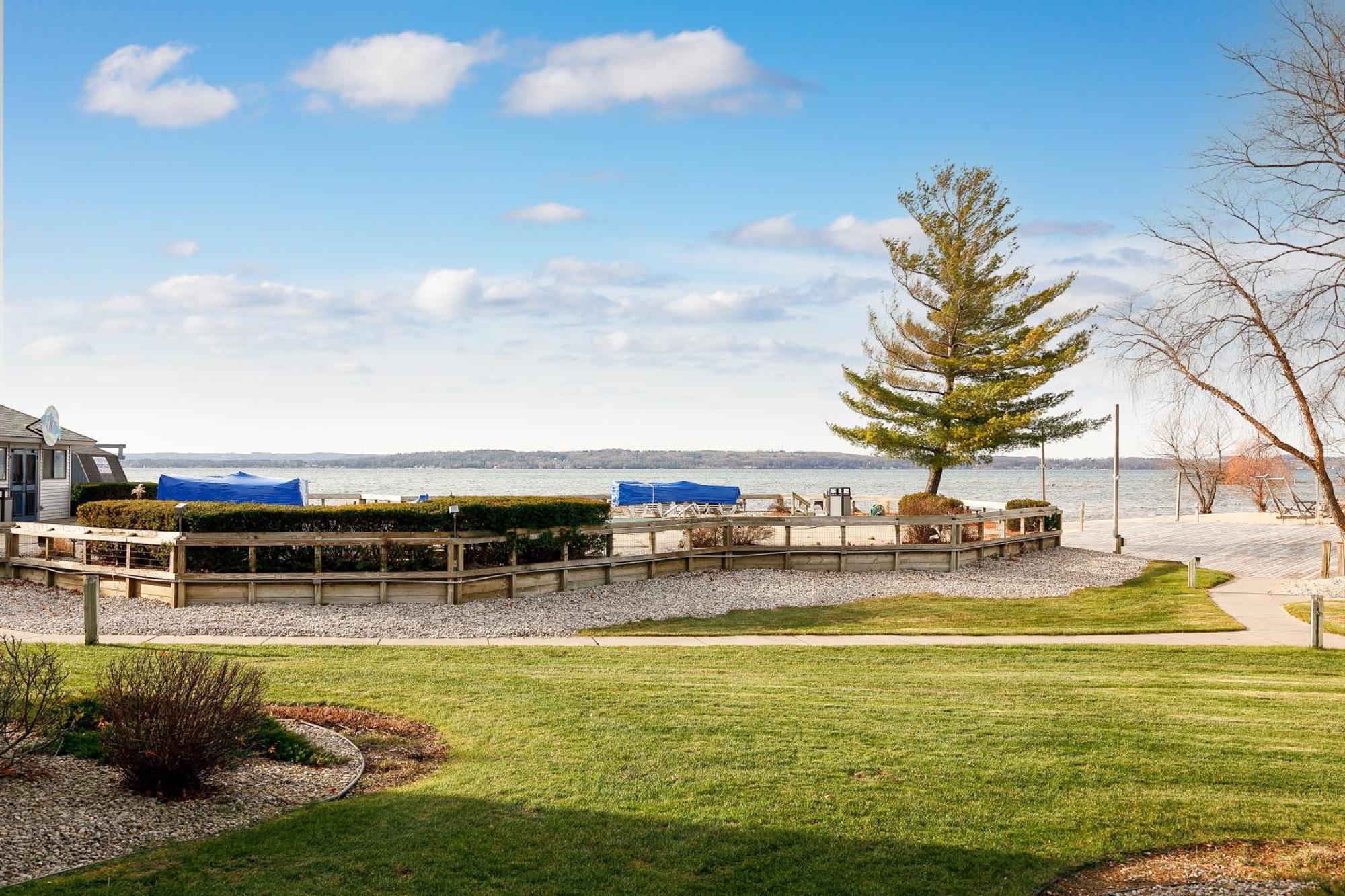 Gorgeous 2 Bedroom Lake View Condo Traverse City Exterior photo