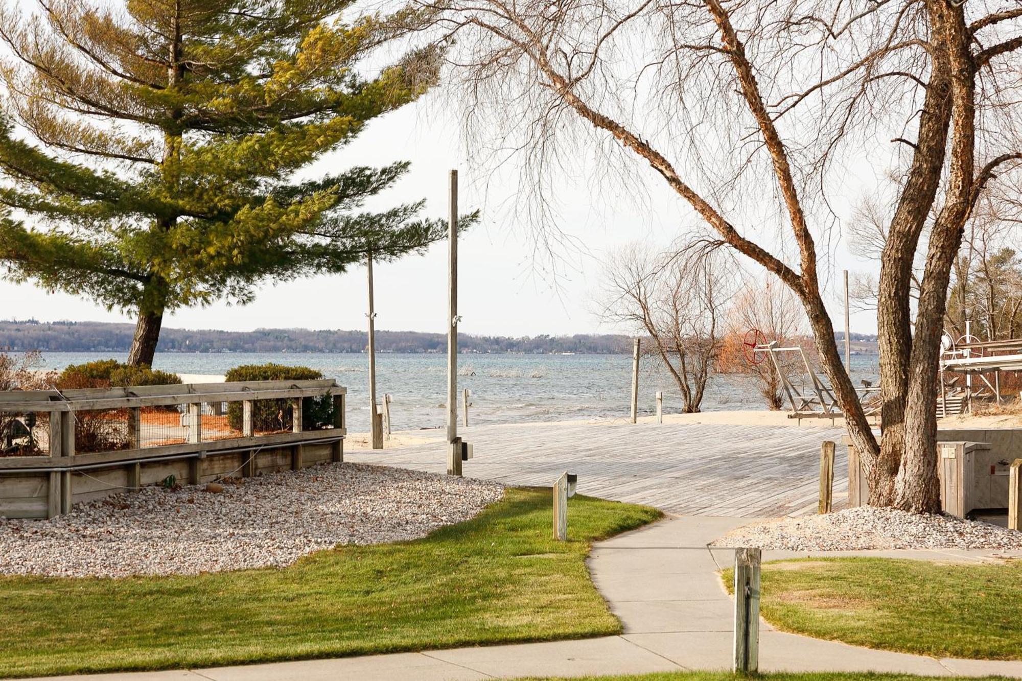 Gorgeous 2 Bedroom Lake View Condo Traverse City Exterior photo